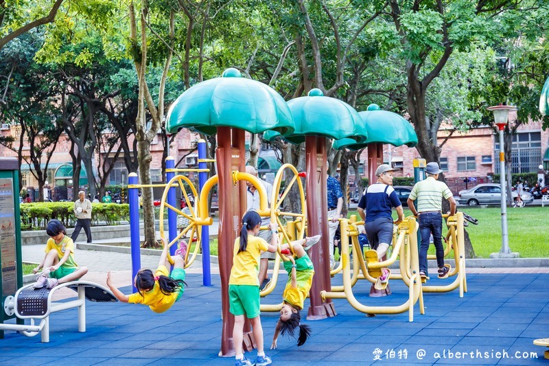 桃園親子景點．溫州公園（劍龍磨石子溜滑梯滑道有寬有窄有彎曲） @愛伯特