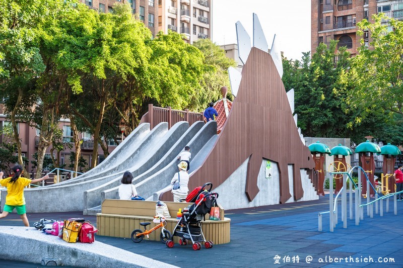 桃園親子景點．溫州公園（劍龍磨石子溜滑梯滑道有寬有窄有彎曲） @愛伯特