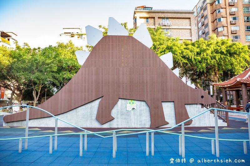 桃園親子景點．溫州公園（劍龍磨石子溜滑梯滑道有寬有窄有彎曲） @愛伯特
