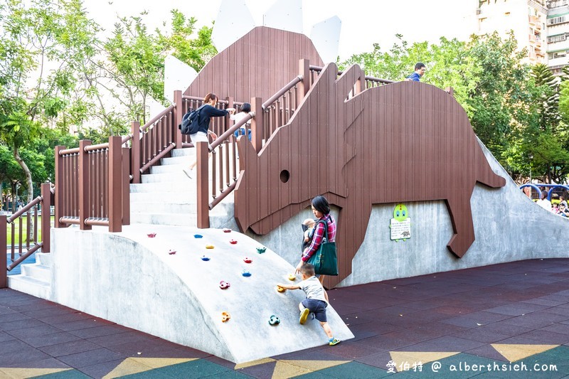 桃園親子景點．溫州公園（劍龍磨石子溜滑梯滑道有寬有窄有彎曲） @愛伯特