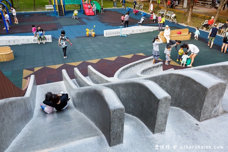 桃園親子景點．溫州公園（劍龍磨石子溜滑梯滑道有寬有窄有彎曲） @愛伯特