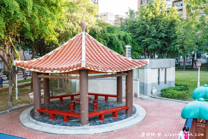 桃園親子景點．溫州公園（劍龍磨石子溜滑梯滑道有寬有窄有彎曲） @愛伯特