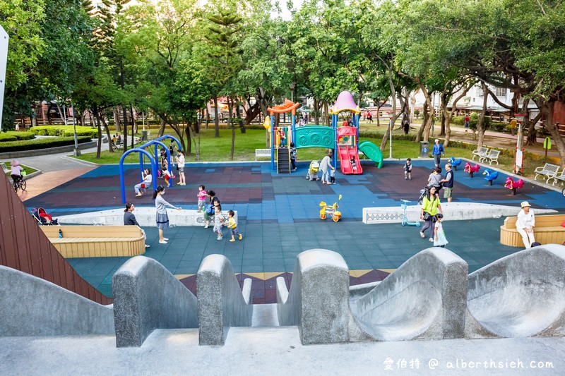 桃園親子景點．溫州公園（劍龍磨石子溜滑梯滑道有寬有窄有彎曲） @愛伯特