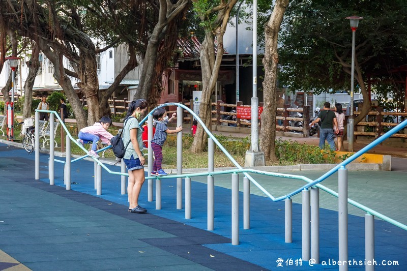 桃園親子景點．溫州公園（劍龍磨石子溜滑梯滑道有寬有窄有彎曲） @愛伯特