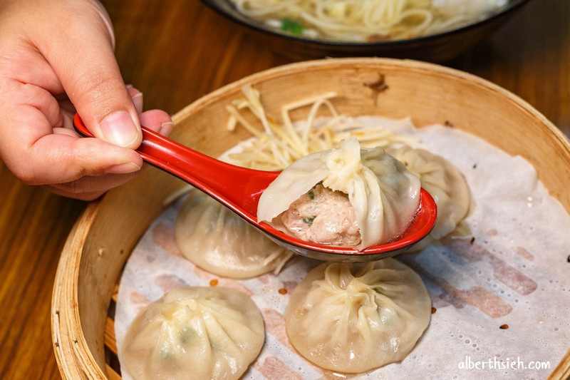 香納多鮮肉湯包．桃園八德美食（桃園平價版鼎泰豐，湯包皮薄餡多湯汁可口） @愛伯特