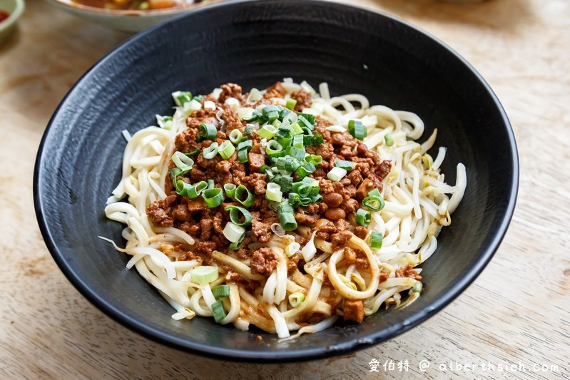 大竹楊記牛肉麵（軟嫩美味的牛肉以及滷味，來到桃園蘆竹一定要不錯過！） @愛伯特