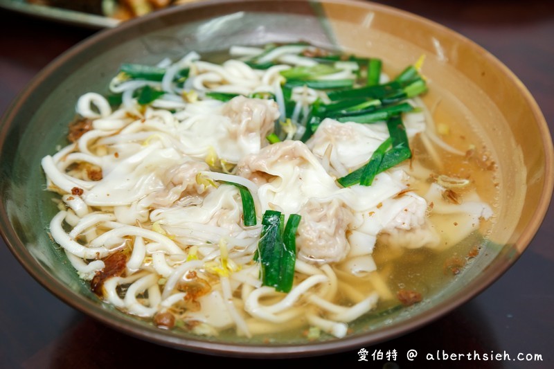 桃園楊記牛肉麵（滷味入口軟嫩好吃，餛飩麵/榨菜肉絲麵也都很推薦） @愛伯特