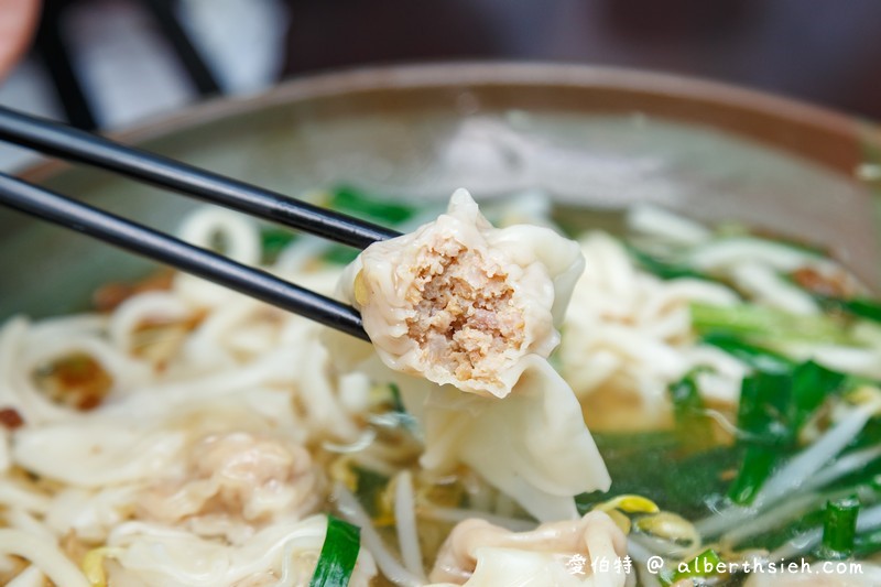 桃園楊記牛肉麵（滷味入口軟嫩好吃，餛飩麵/榨菜肉絲麵也都很推薦） @愛伯特