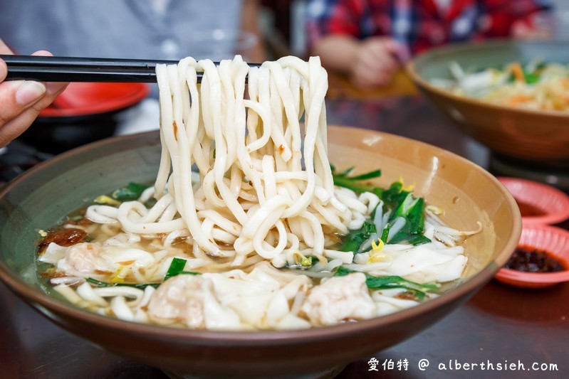 桃園楊記牛肉麵（滷味入口軟嫩好吃，餛飩麵/榨菜肉絲麵也都很推薦） @愛伯特