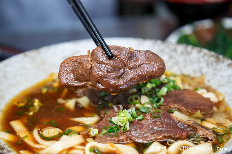 桃園楊記牛肉麵（滷味入口軟嫩好吃，餛飩麵/榨菜肉絲麵也都很推薦） @愛伯特