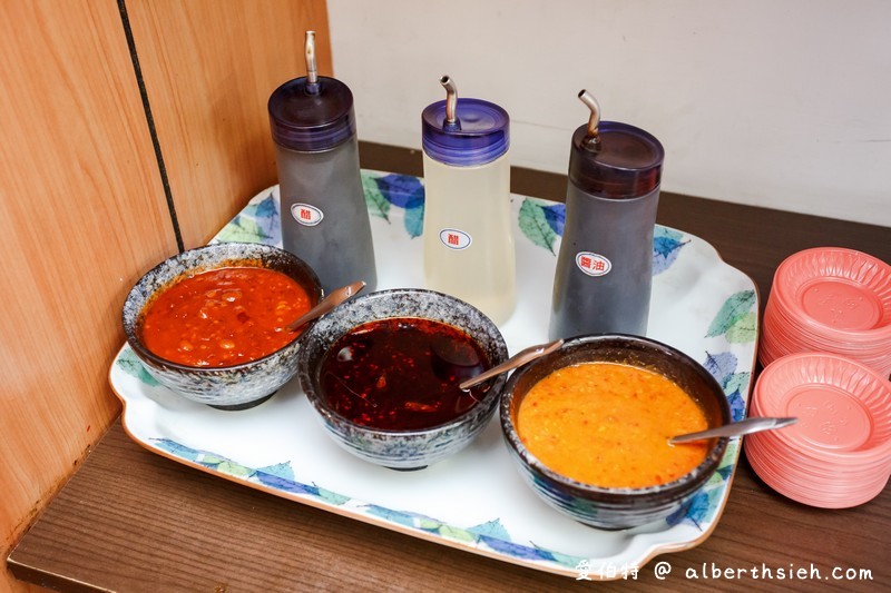 桃園楊記牛肉麵（滷味入口軟嫩好吃，餛飩麵/榨菜肉絲麵也都很推薦） @愛伯特