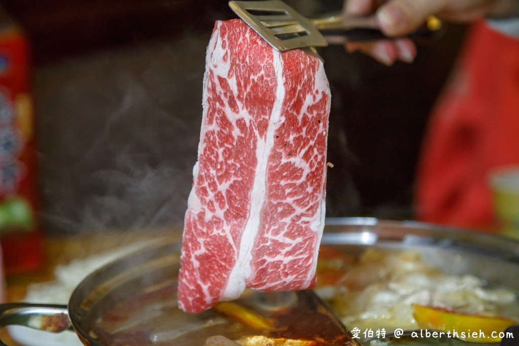 桃園平鎮美食．鎮記麻辣火鍋（麻而不辣，鴨血入味好吃，酸白菜配料多誠意十足） @愛伯特