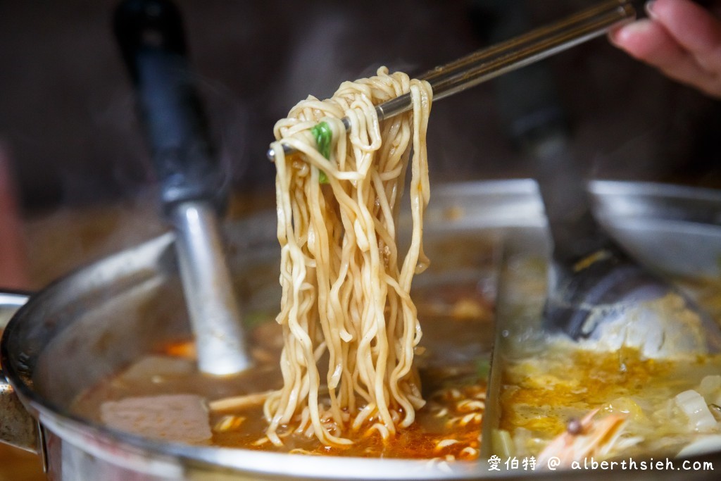 桃園平鎮美食．鎮記麻辣火鍋（麻而不辣，鴨血入味好吃，酸白菜配料多誠意十足） @愛伯特